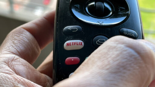 Imagen botón de netflix en el control remoto